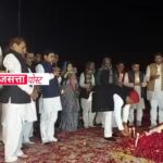 मैनपुरी में डिंपल यादव की जीत के बाद परिवार के सभी सदस्यों के साथ मुलायम सिंह यादव की समाधि स्थल पहुंचे अखिलेश यादव